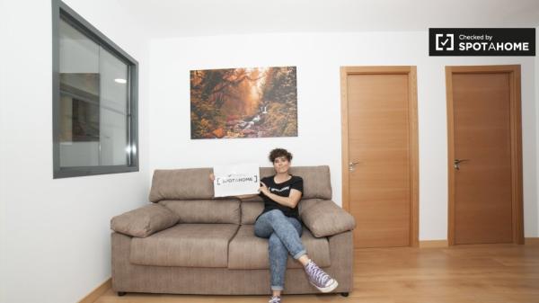 Se alquila habitación luminosa en apartamento de 3 dormitorios en Prado