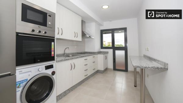 Se alquila habitación luminosa en apartamento de 3 dormitorios en Prado