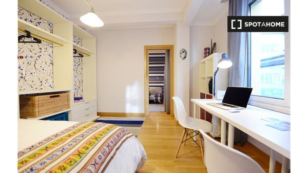 Chambre à louer dans un appartement de 4 chambres à Santutxu, Bilbao