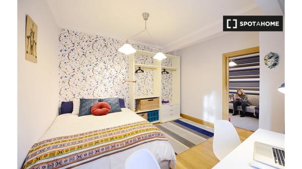 Chambre à louer dans un appartement de 4 chambres à Santutxu, Bilbao