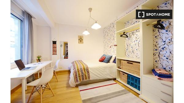 Chambre à louer dans un appartement de 4 chambres à Santutxu, Bilbao