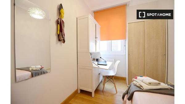 Chambre à louer dans un appartement de 4 chambres à Santutxu, Bilbao