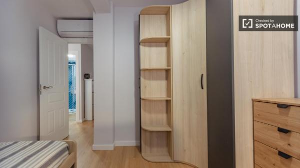 Apartamento de 4 dormitorios en alquiler en Patraix, Valencia.