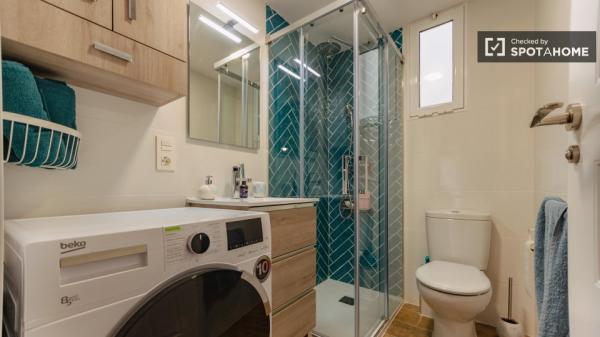 Apartamento de 4 dormitorios en alquiler en Patraix, Valencia.