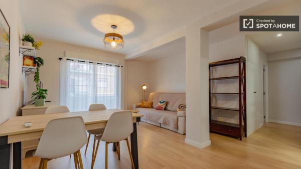 Apartamento de 4 dormitorios en alquiler en Patraix, Valencia.