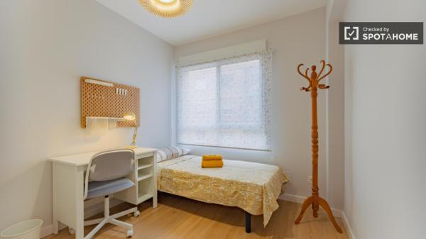 Apartamento de 4 dormitorios en alquiler en Patraix, Valencia.