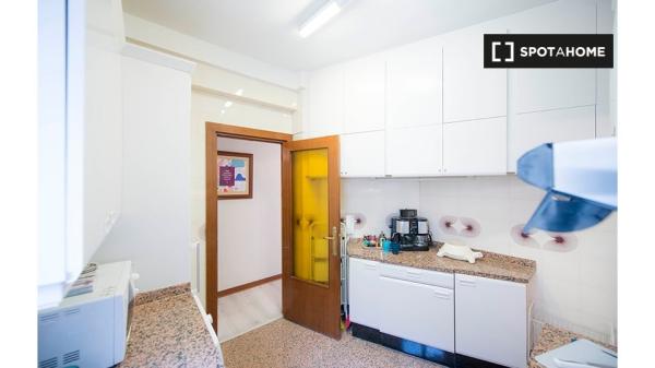 Chambre à louer dans un appartement de 5 chambres à Casco Viejo, Bilbao