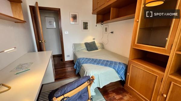 Quarto privado em apartamento de 5 quartos em Begoña, Bilbao