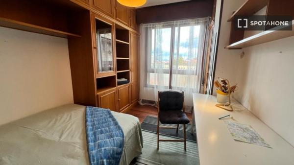 Quarto privado em apartamento de 5 quartos em Begoña, Bilbao