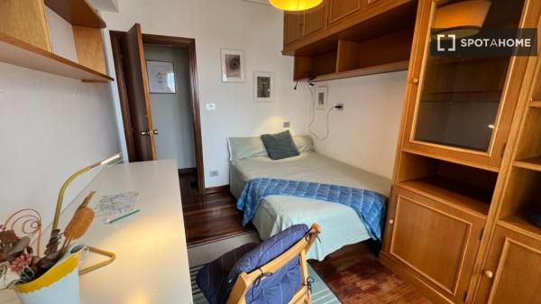 Quarto privado em apartamento de 5 quartos em Begoña, Bilbao