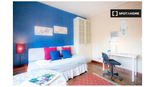 Quarto privado em apartamento de 5 quartos em Begoña, Bilbao