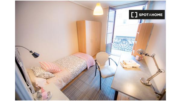 Chambre spacieuse dans un appartement partagé à Casco Viejo, Bilbao