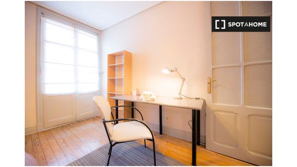 Chambre spacieuse dans un appartement partagé à Casco Viejo, Bilbao