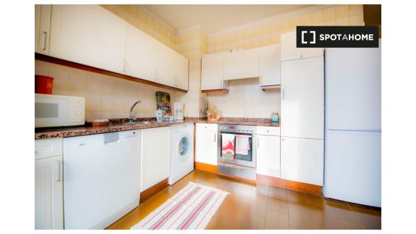 Quarto privado em apartamento de 5 quartos em Begoña, Bilbao