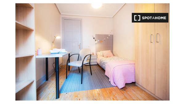 Chambre spacieuse dans un appartement partagé à Casco Viejo, Bilbao