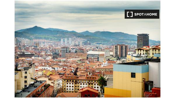 Quarto privado em apartamento de 5 quartos em Begoña, Bilbao