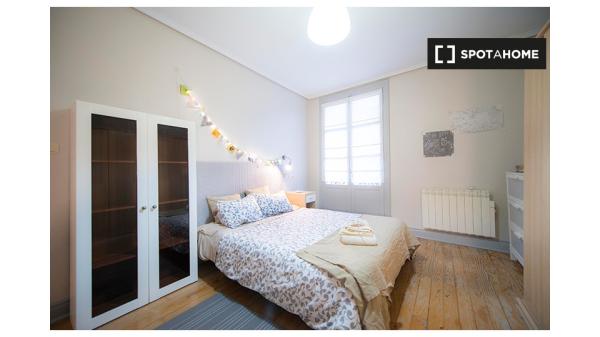 Chambre spacieuse dans un appartement partagé à Casco Viejo, Bilbao