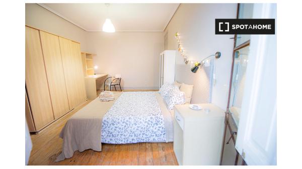 Chambre spacieuse dans un appartement partagé à Casco Viejo, Bilbao