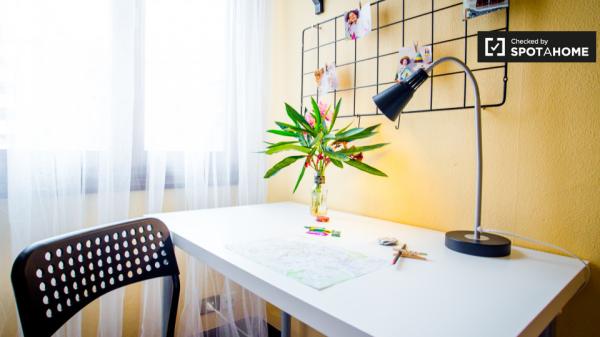 Habitación ordenada en un apartamento de 3 dormitorios en Rekalde, Bilbao