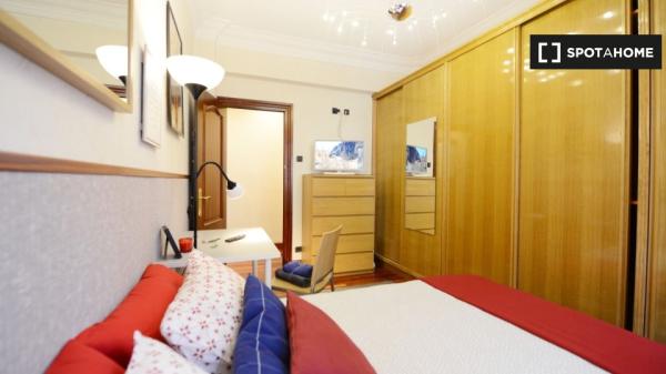 Quarto mobiliado em apartamento de 4 quartos em Bilbao