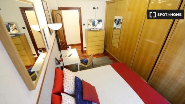 Quarto mobiliado em apartamento de 4 quartos em Bilbao