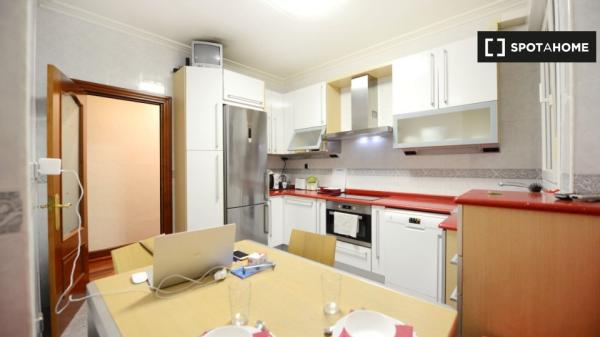 Quarto mobiliado em apartamento de 4 quartos em Bilbao