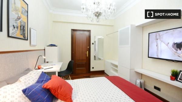 Quarto mobiliado em apartamento de 4 quartos em Bilbao