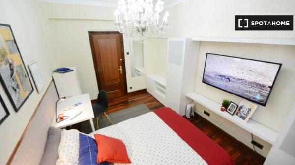 Quarto mobiliado em apartamento de 4 quartos em Bilbao