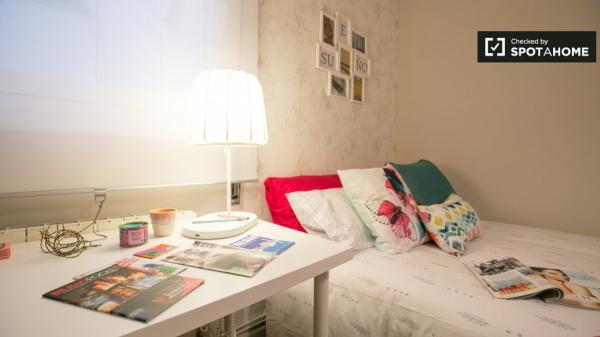 Se alquila habitación ordenada en un apartamento de 4 dormitorios en Deusto, Bilbao