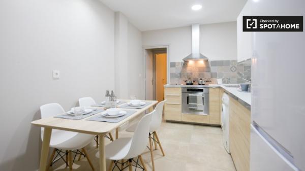 Se alquila habitación ordenada en un apartamento de 4 dormitorios en Deusto, Bilbao