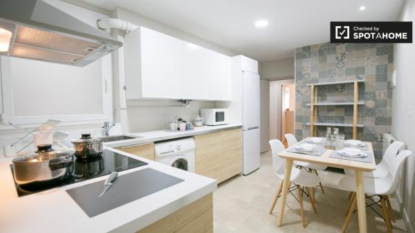 Se alquila habitación ordenada en un apartamento de 4 dormitorios en Deusto, Bilbao