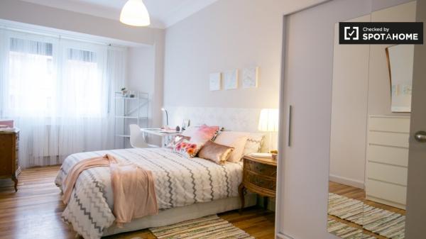 Se alquila habitación ordenada en un apartamento de 4 dormitorios en Deusto, Bilbao