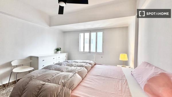 Chambre dans un appartement partagé à Palma