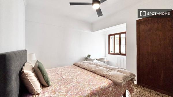 Chambre dans un appartement partagé à Palma