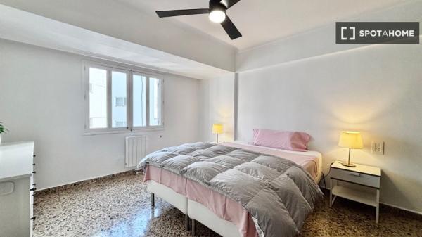 Chambre dans un appartement partagé à Palma