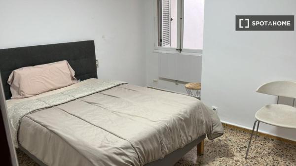 Chambre dans un appartement partagé à Palma