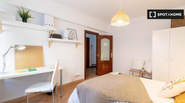 Habitación en piso compartido en el corazón de Bilbao