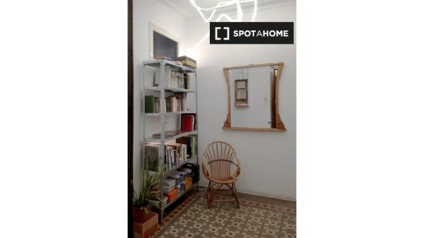 Room in shared apartment in Barcelona