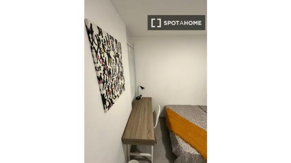 Se alquila habitación en apartamento en L'Hospitalet De Llobregat