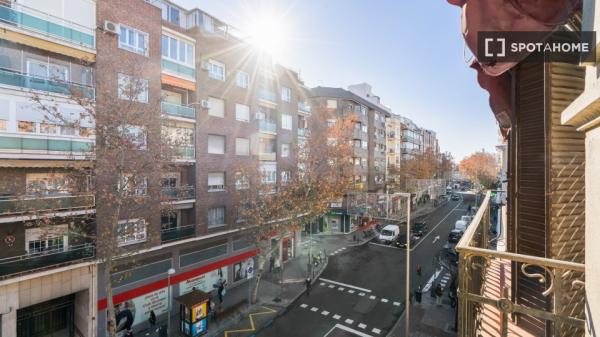 Habitación en piso compartido en madrid.