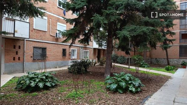 Habitación en piso compartido en madrid.