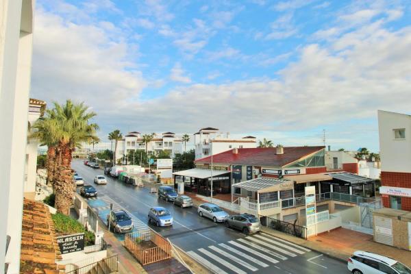 Piso en avenida de las Brisas, 2