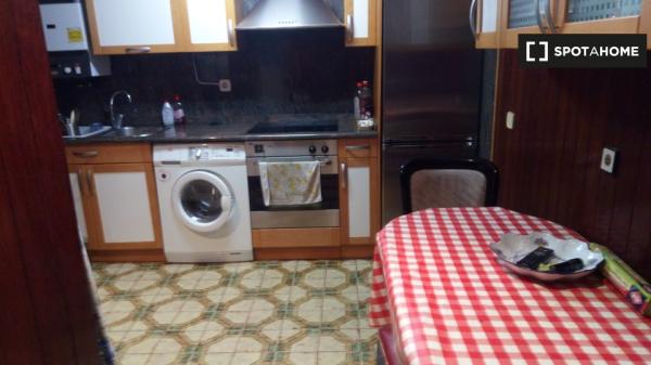 Aluga-se quarto em apartamento de 4 quartos em San Sebastián