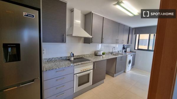 Apartamento de 3 dormitorios en alquiler en Paterna, Valencia.