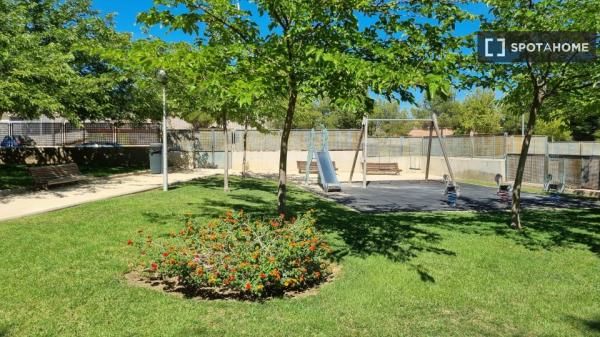 Apartamento de 3 dormitorios en alquiler en Paterna, Valencia.