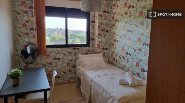 Apartamento de 3 dormitorios en alquiler en Paterna, Valencia.