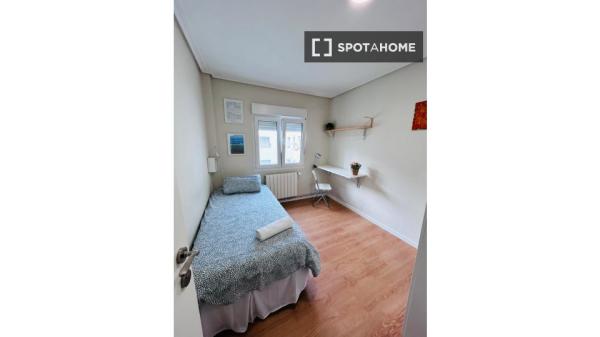 Room in shared apartment in Santander