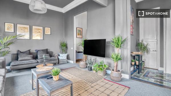 Rooms for rent in 2-bedroom apartment in Barcelona