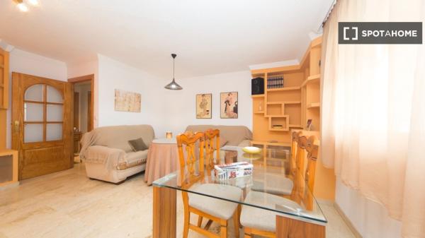 Room for rent in 4-bedrooms apartment in Granada