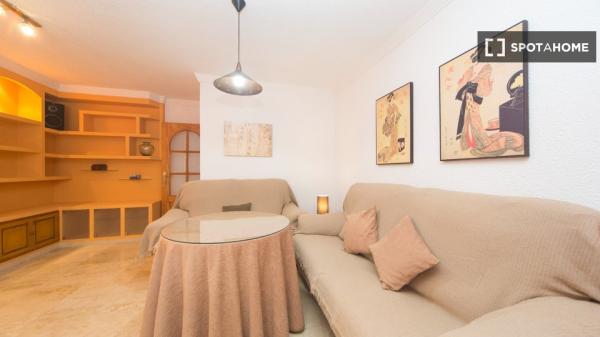 Room for rent in 4-bedrooms apartment in Granada